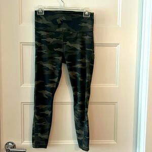 Athleta EUC Ultimate 7/8 Leggings Green Camo Small